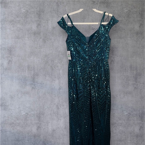 NIGHTWAY
Off Shoulder Spaghetti Strap Patterned Sequin Gown
Sz 8 - Picture 5 of 5
